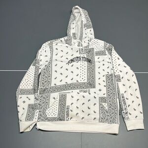 Brand: Brooklyn Cloth
Size: Medium
Color: White with Black Bandana Print